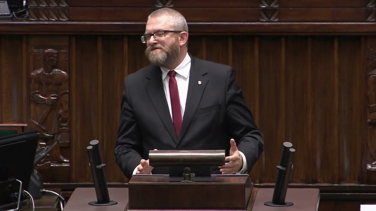 Grzegorz Braun krytykuje zakaz szkolenia psów w lasach