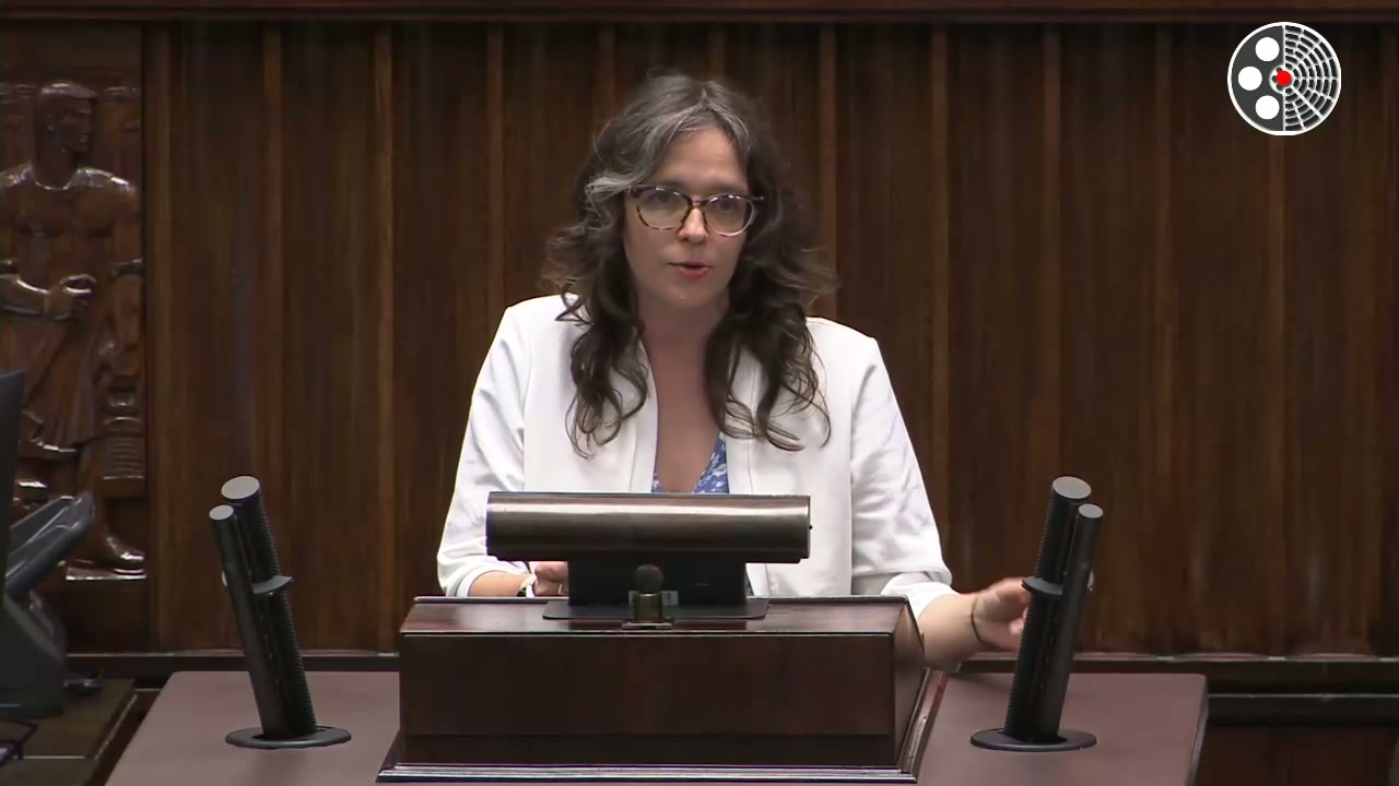 Klaudia Jachira: poparcie rządu, krytyka podręcznika Roszkowskiego