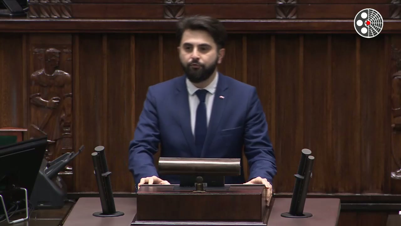 Norbert Kaczmarczyk wita zgromadzonych powtarzając 'Dzień dobry'